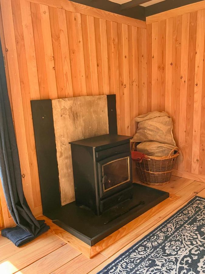 Shepherds Hut In A Private Meadow With Sea Views Hartland Exterior photo