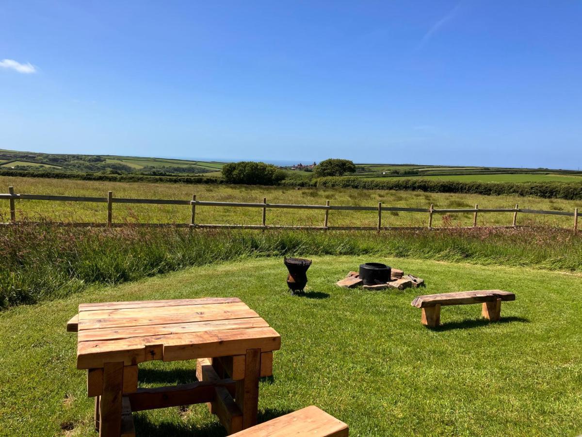 Shepherds Hut In A Private Meadow With Sea Views Hartland Exterior photo